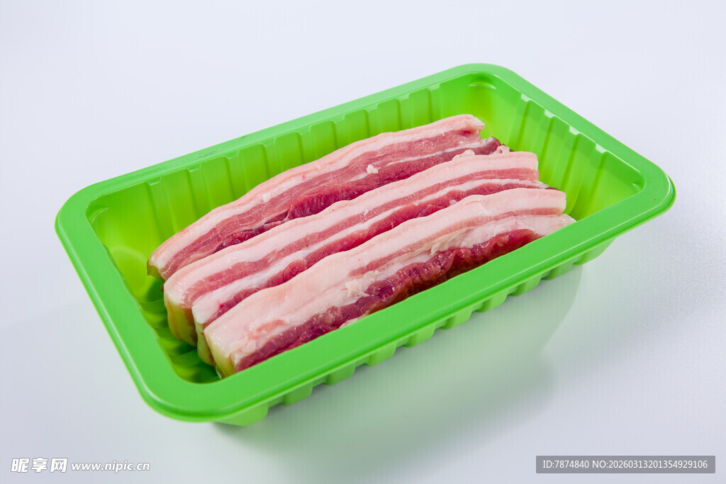 绿色盒内的新鲜五花肉