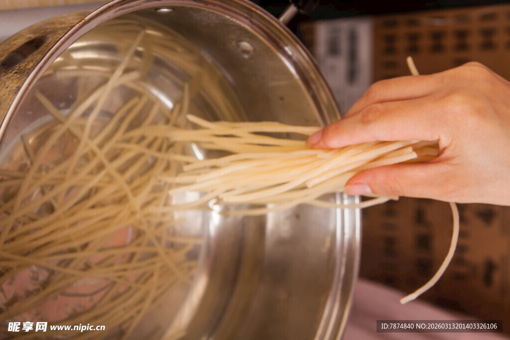 手捞锅中面条