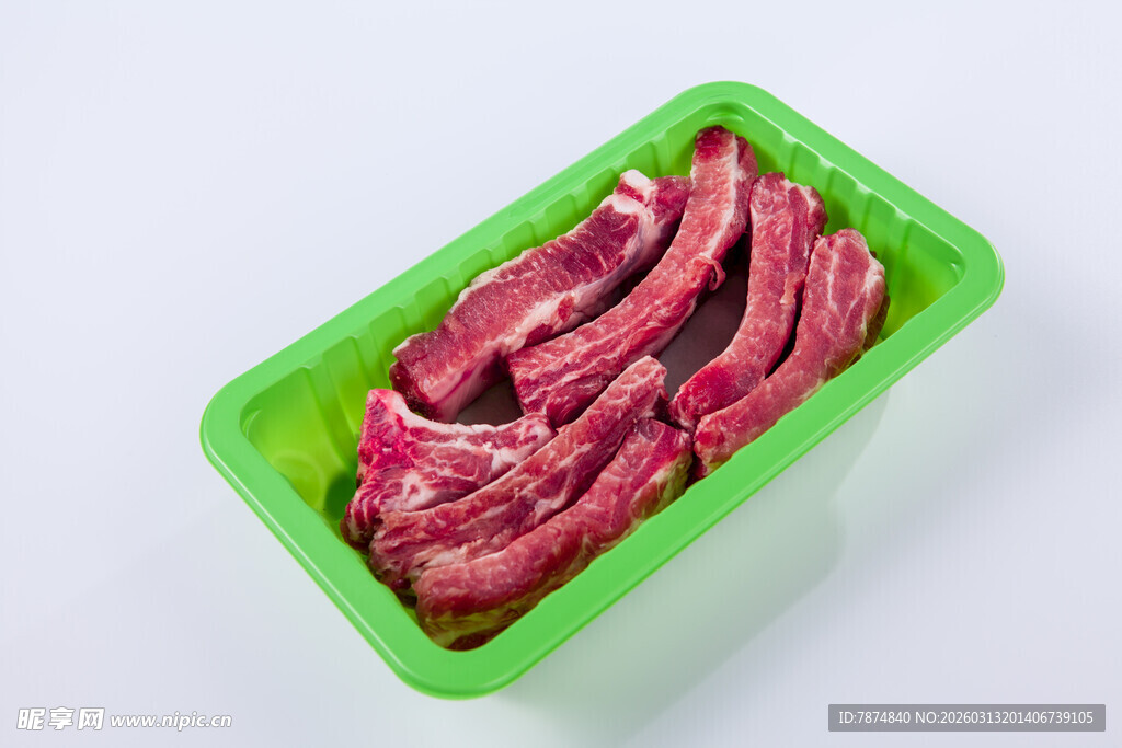 绿色容器中的新鲜猪排骨
