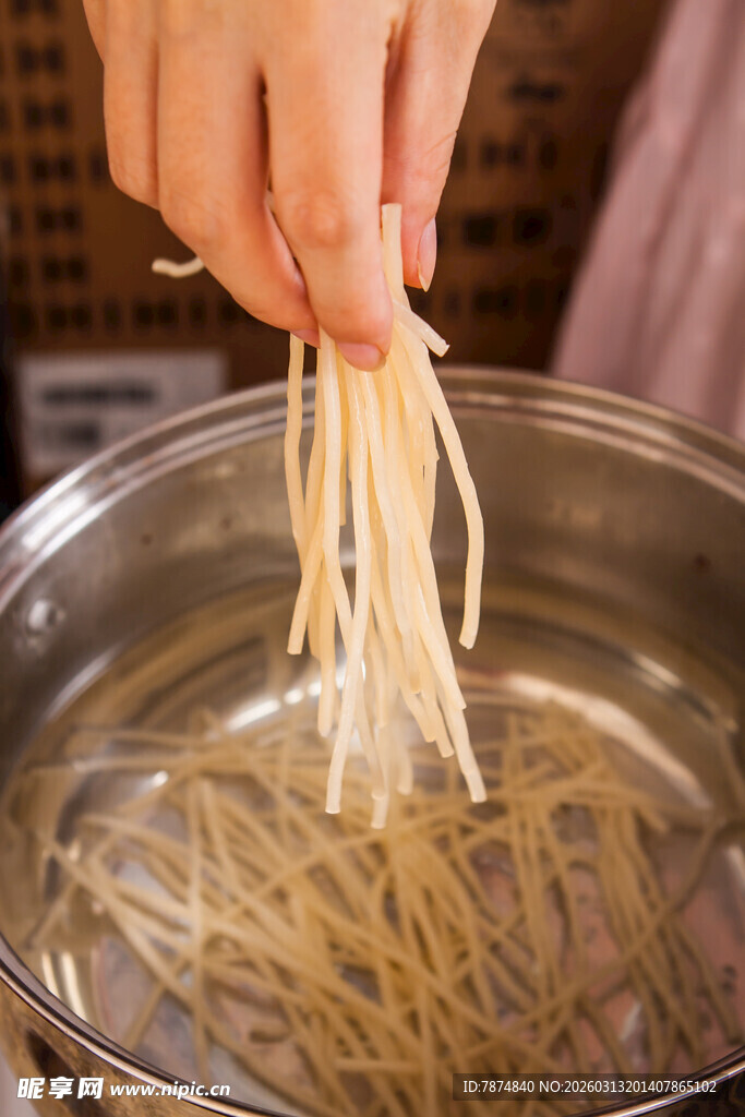 手洗粉条于盆中
