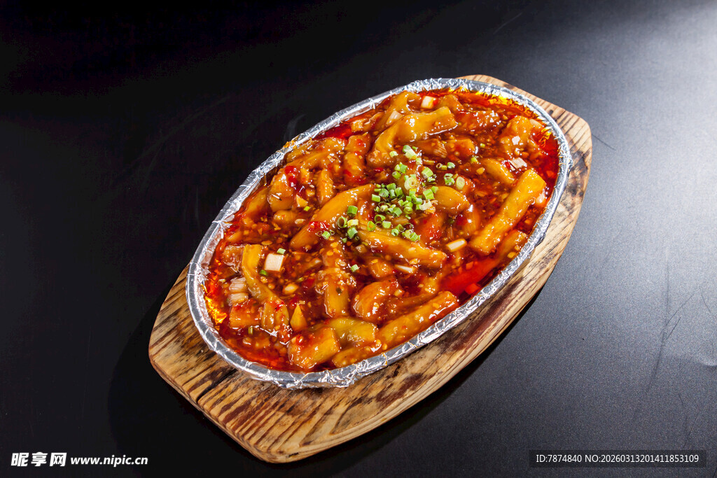 美味香辣烤鱼摆盘中