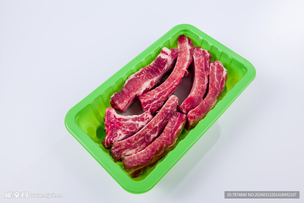 绿色托盘中的新鲜生牛肉