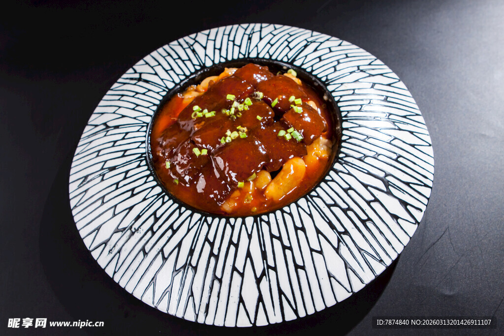 美味红烧菜肴摆盘精致