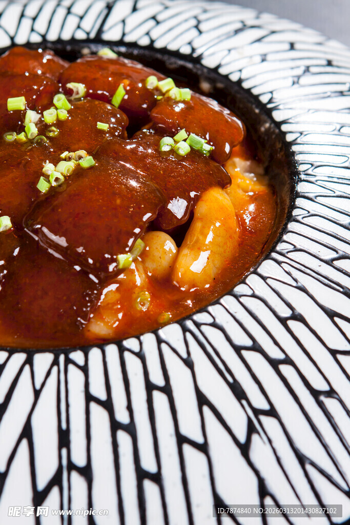 美味红烧猪蹄摆于盘中