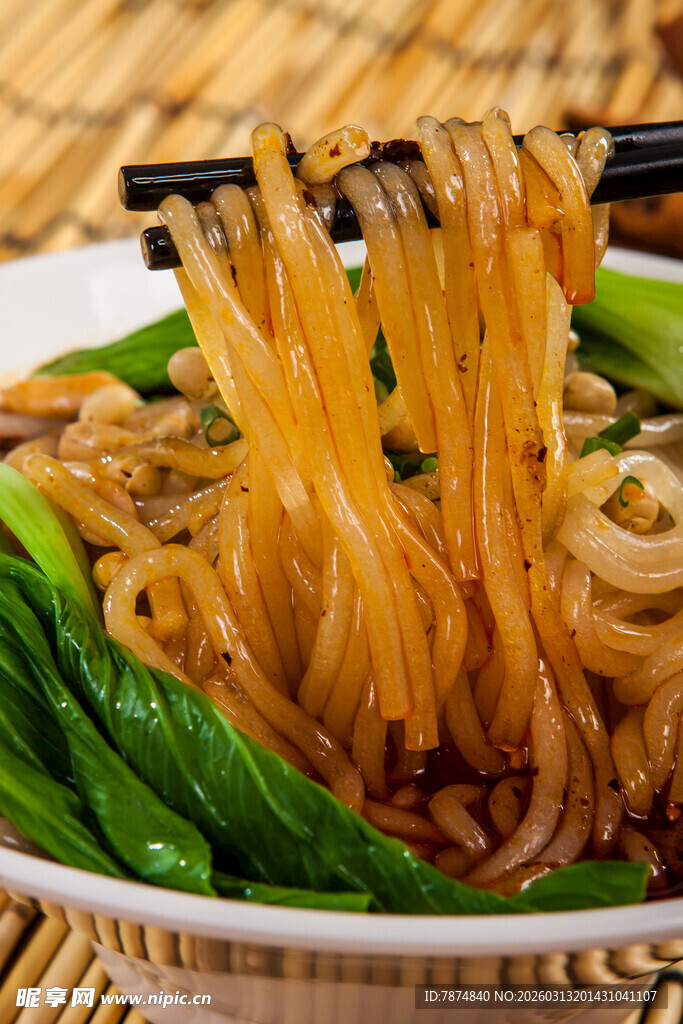 美味炒面配青菜