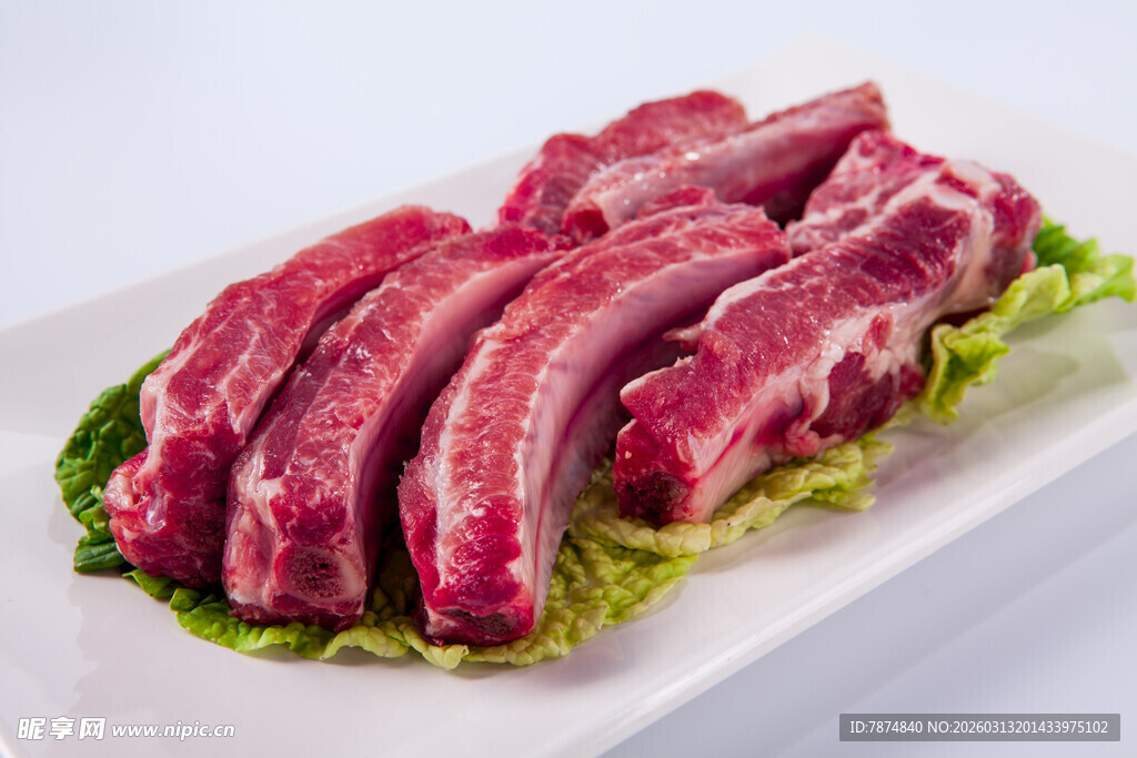 新鲜生羊排摆放在盘中
