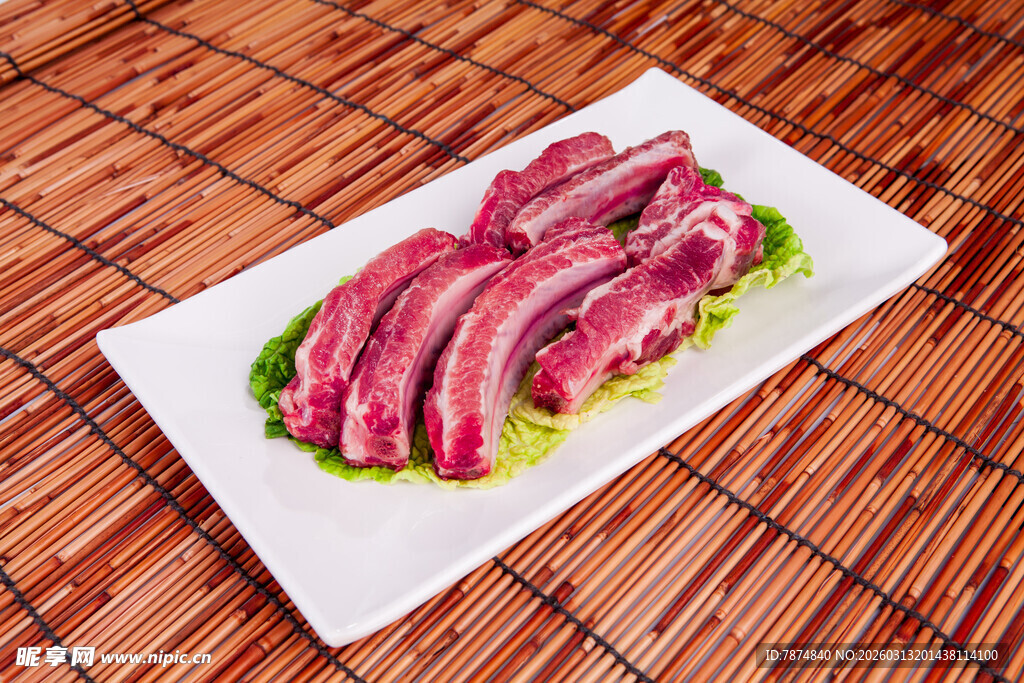 新鲜猪排骨摆盘展示