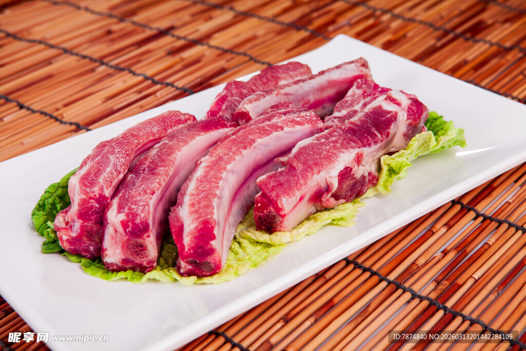 新鲜生羊肉摆盘