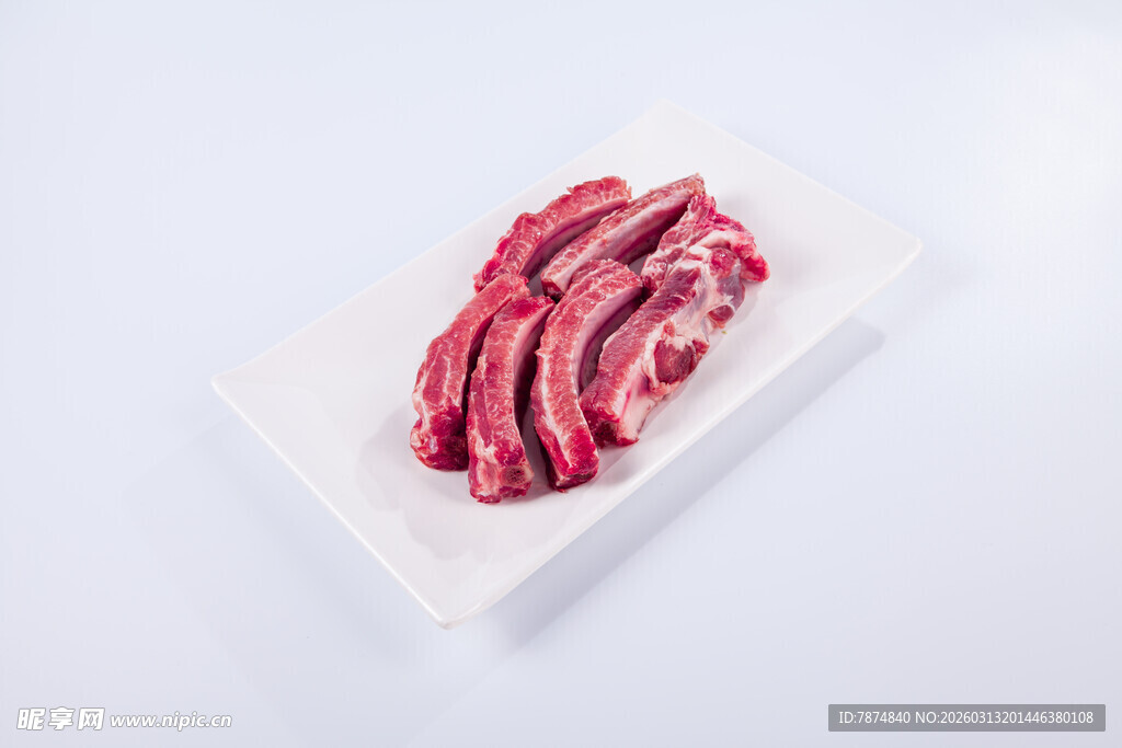 新鲜生牛肉排骨摆放在盘