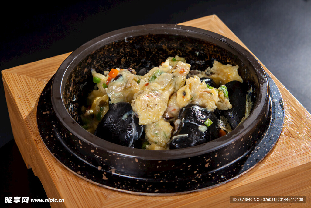 石锅五彩蔬菜拌饭