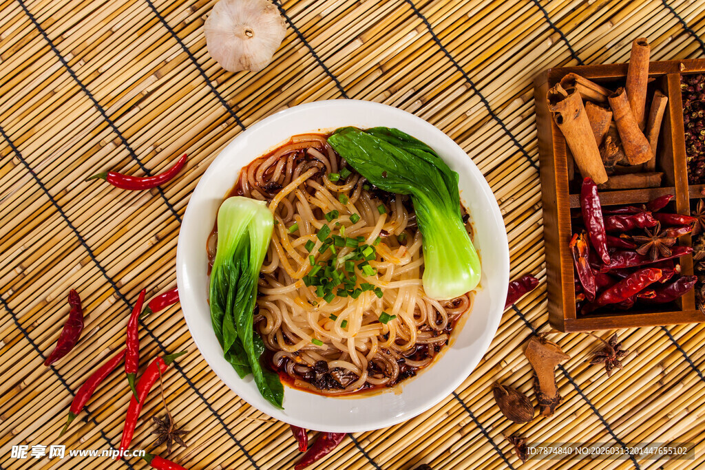 美味热干面搭配新鲜青菜