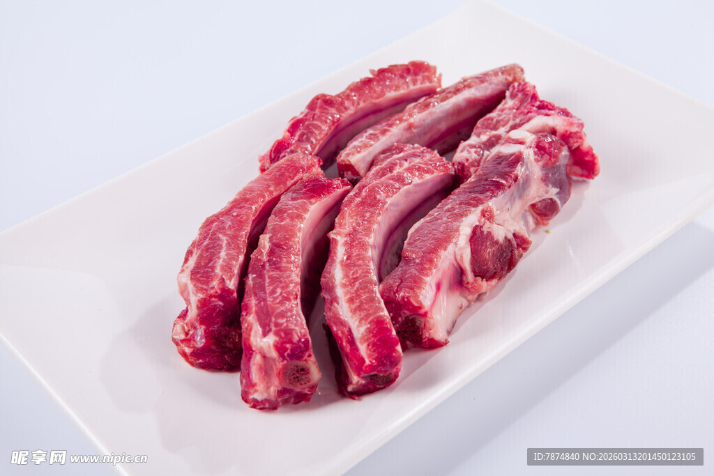 新鲜生羊排骨摆放在盘上