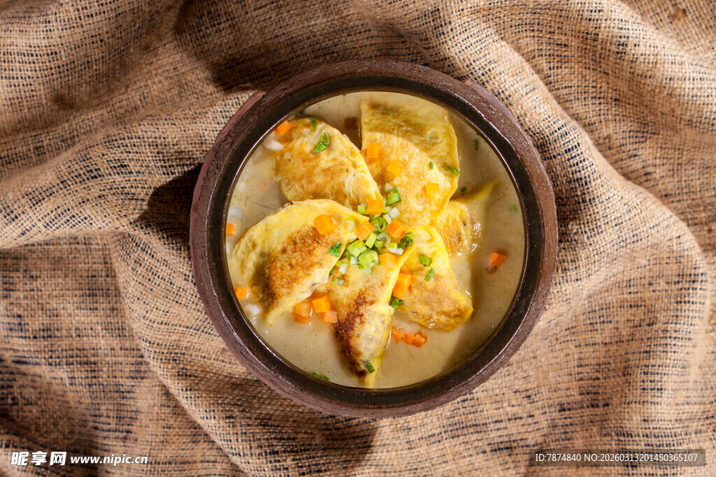 碗中美味饺子搭配诱人汤汁