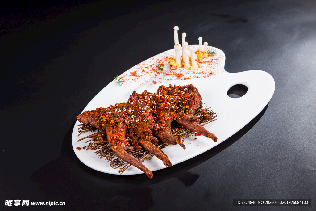 美味烤肉串摆于独特盘中