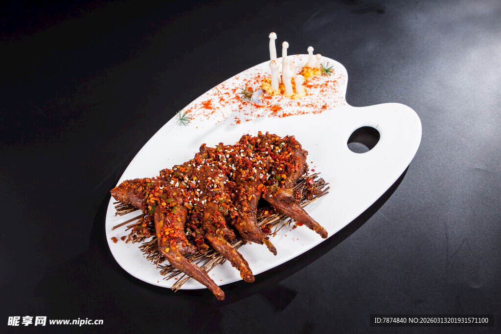 美味烤肉串摆于调色盘盘