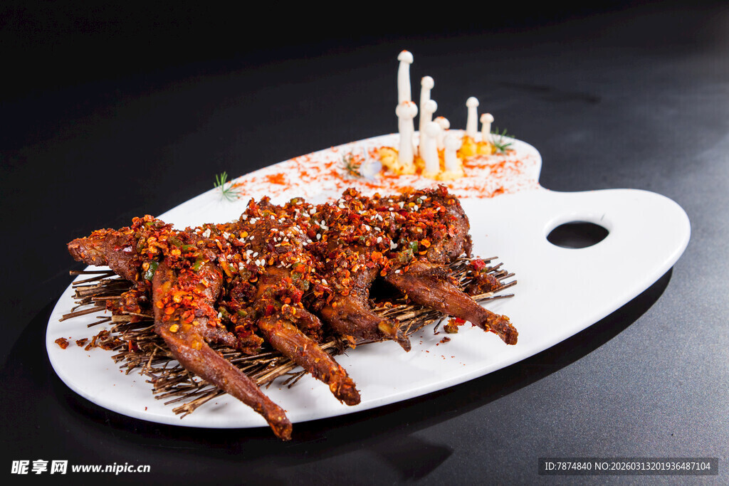 美味烤羊排摆于创意盘