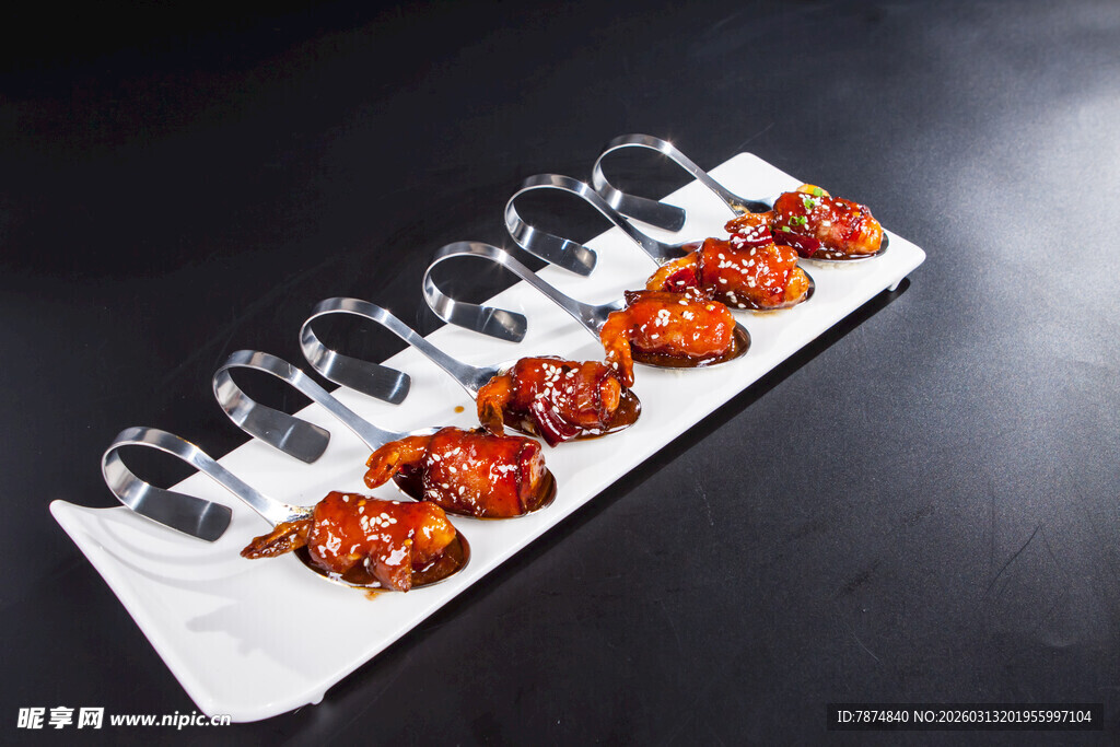 精致烤物搭配金属杯具