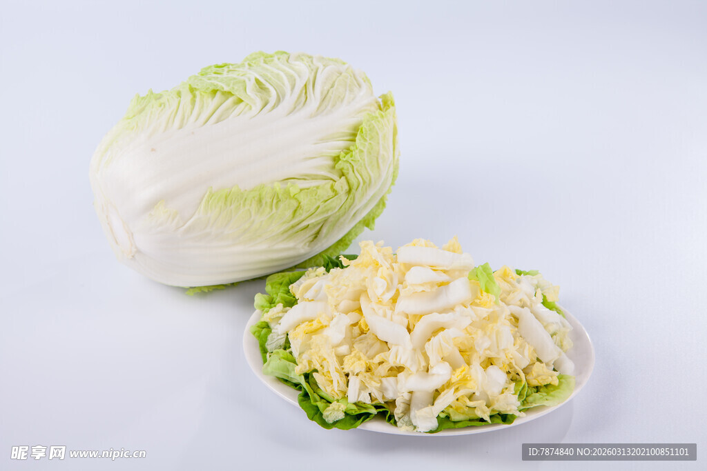 新鲜白菜与切丝白菜摆盘