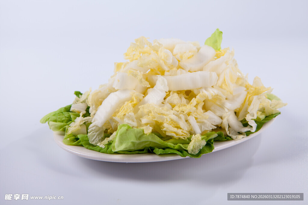 新鲜白菜丝摆放在盘中