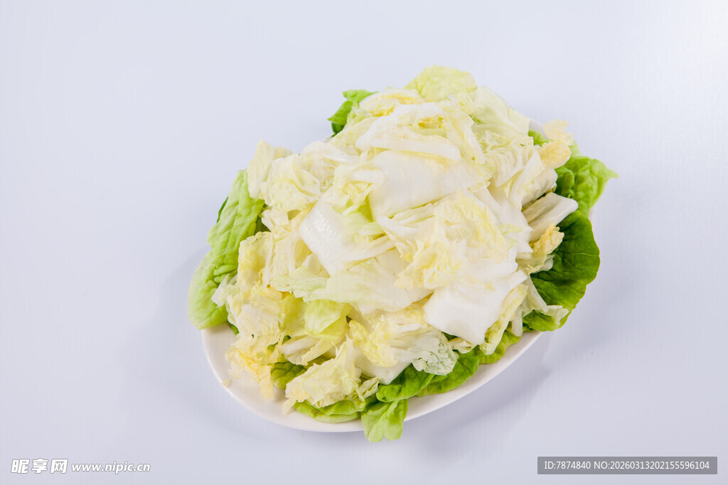 新鲜白菜摆于白色盘中