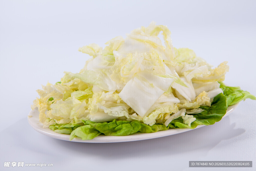 新鲜白菜摆放在白色盘中
