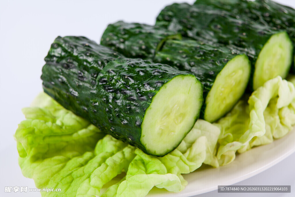 新鲜黄瓜配生菜摆盘
