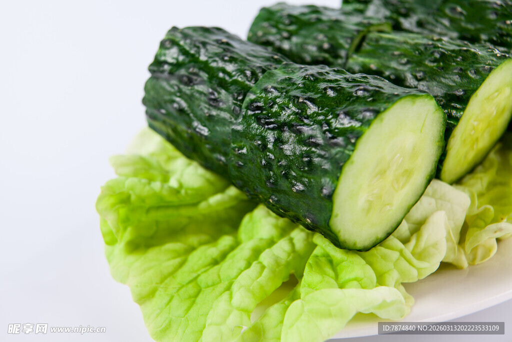 生菜上的鲜切黄瓜