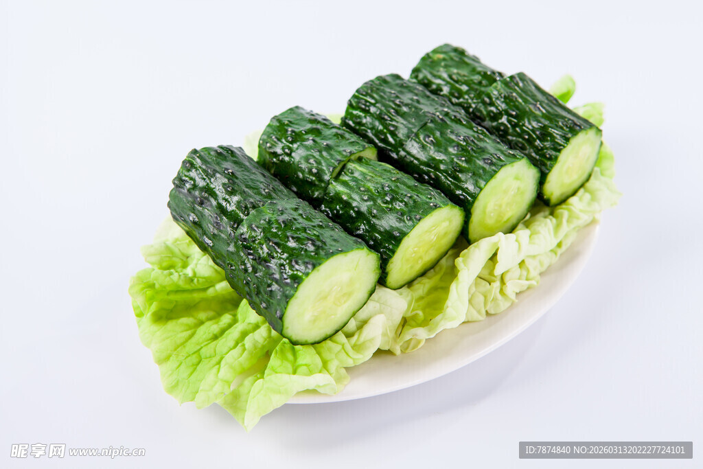 生菜上的切段黄瓜