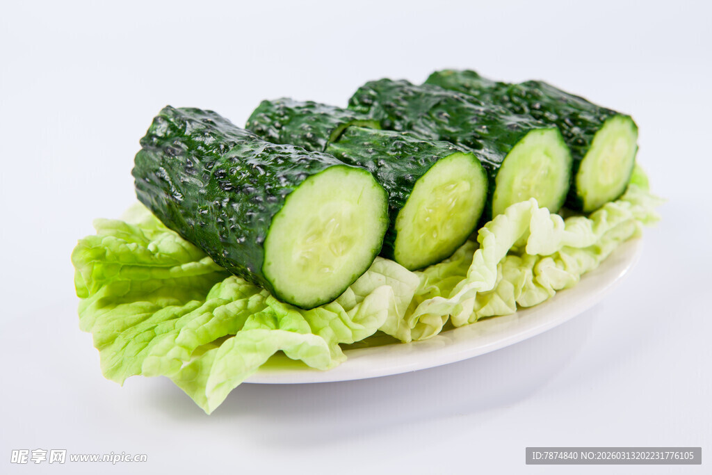生菜配切好的翠绿黄瓜