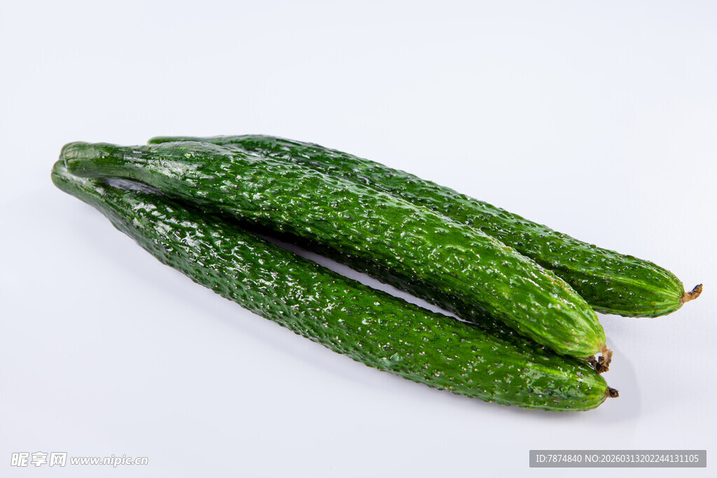 新鲜翠绿的三根黄瓜