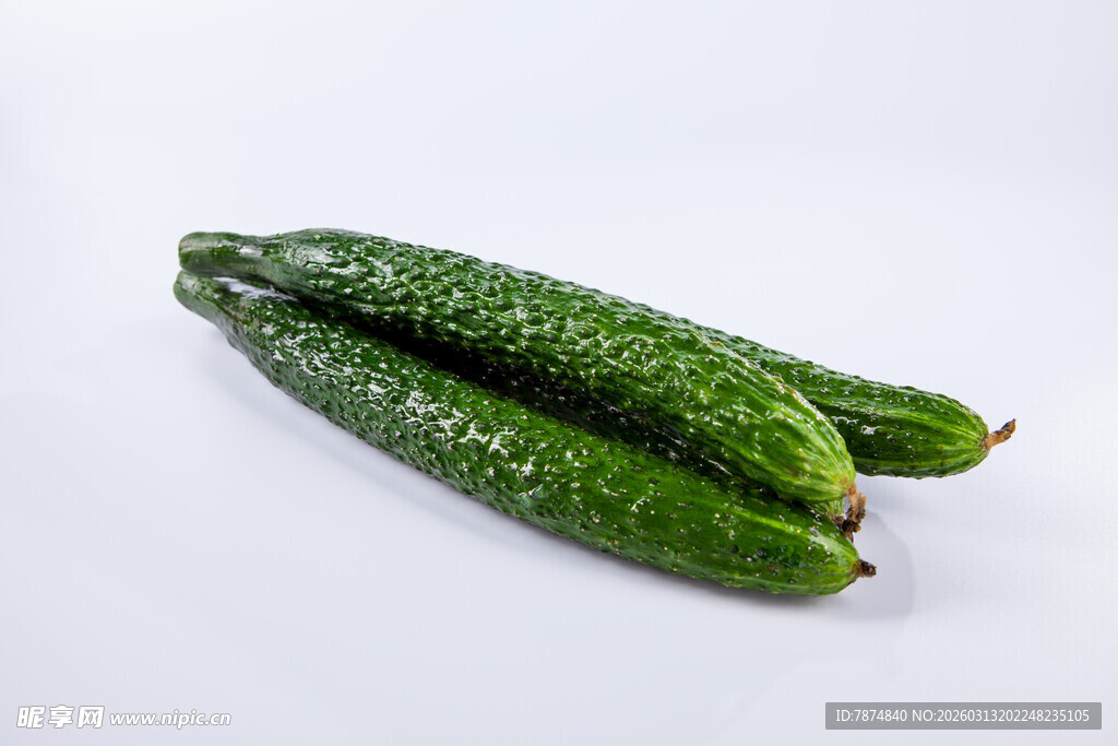 新鲜翠绿的两根黄瓜