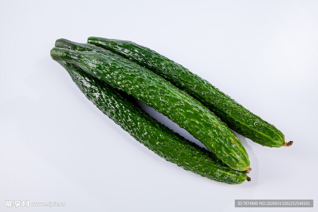 新鲜翠绿的三根丝瓜