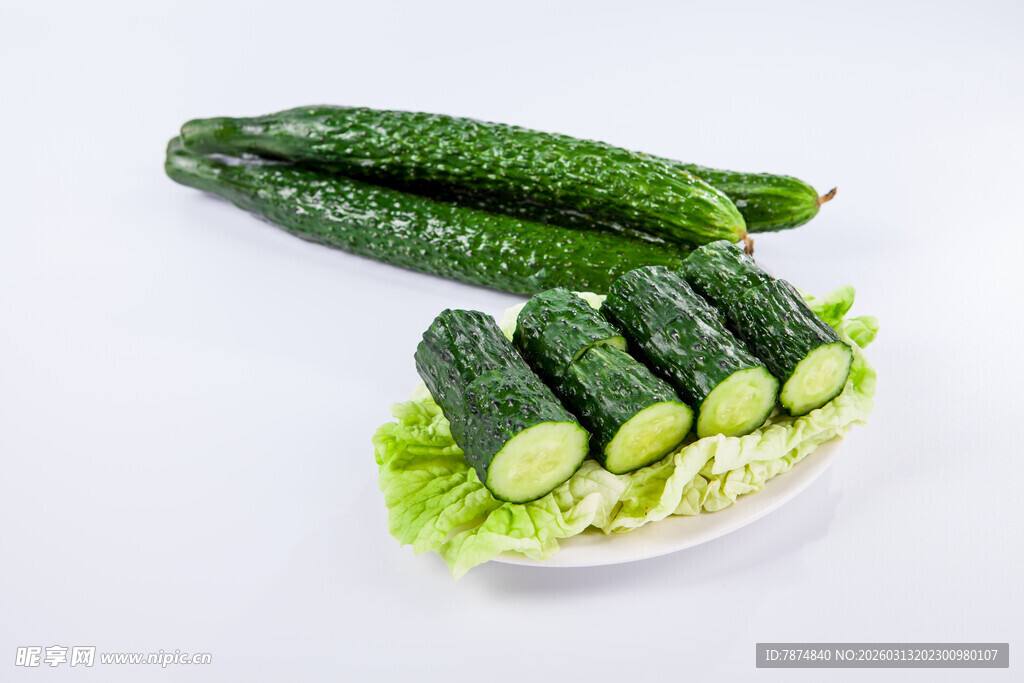 新鲜黄瓜与生菜切片摆盘