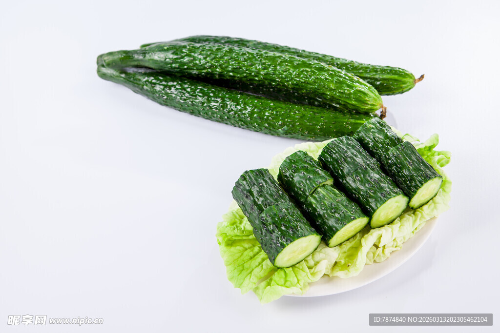 新鲜黄瓜切段摆盘