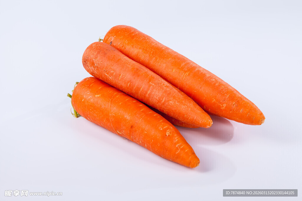 三根鲜橙色胡萝卜