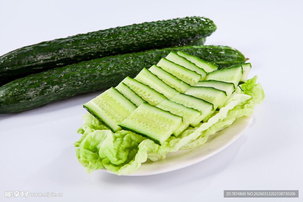 新鲜黄瓜与生菜摆盘