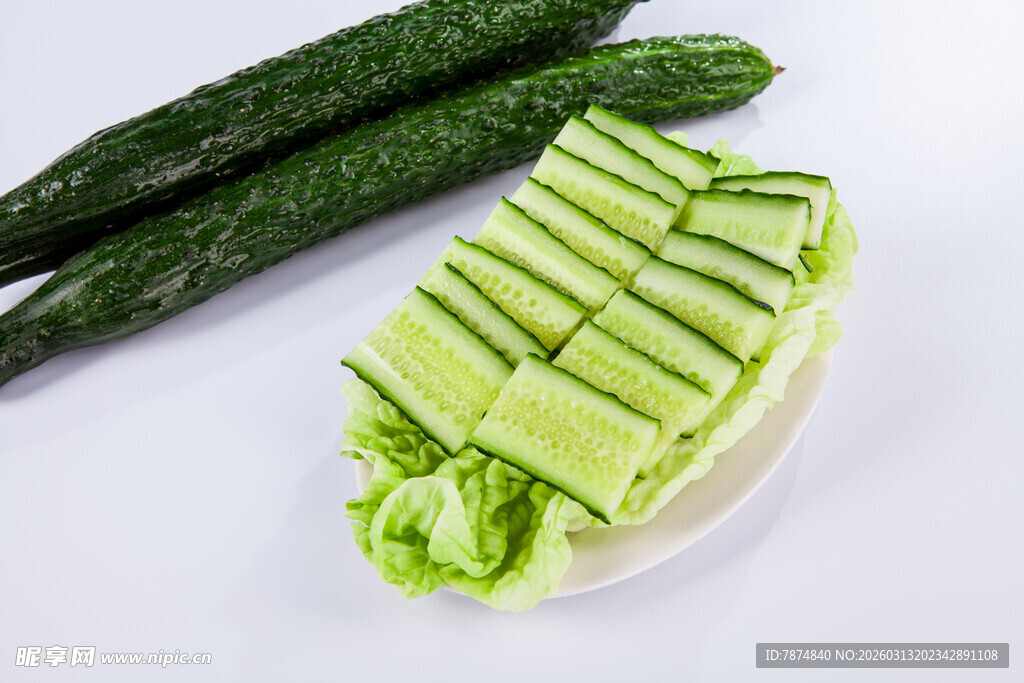 新鲜黄瓜切段摆盘