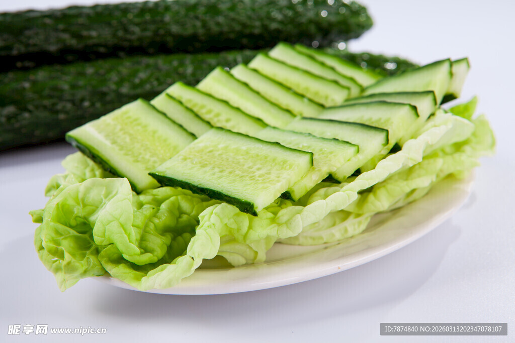 生菜上的黄瓜薄片