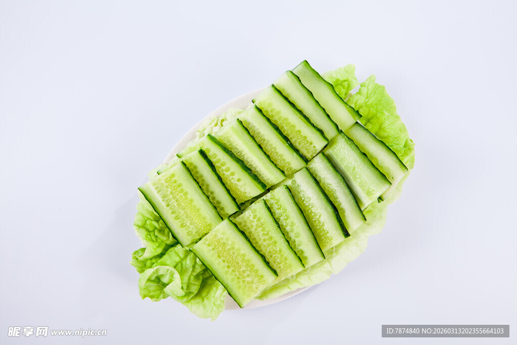 新鲜切段青瓜摆盘展示