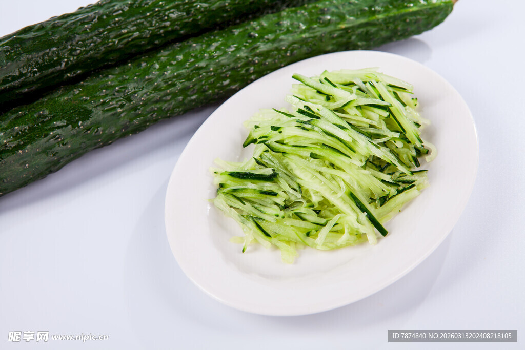 盘中黄瓜丝与整根黄瓜