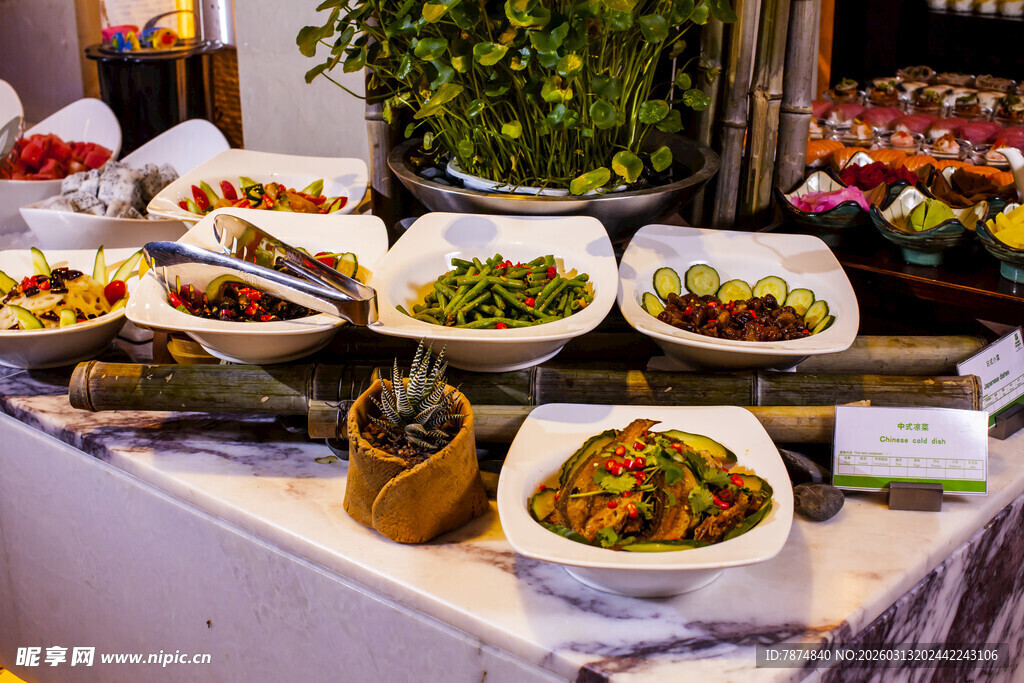 丰盛多样的美食陈列