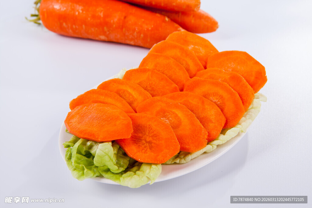切片胡萝卜配绿叶蔬菜