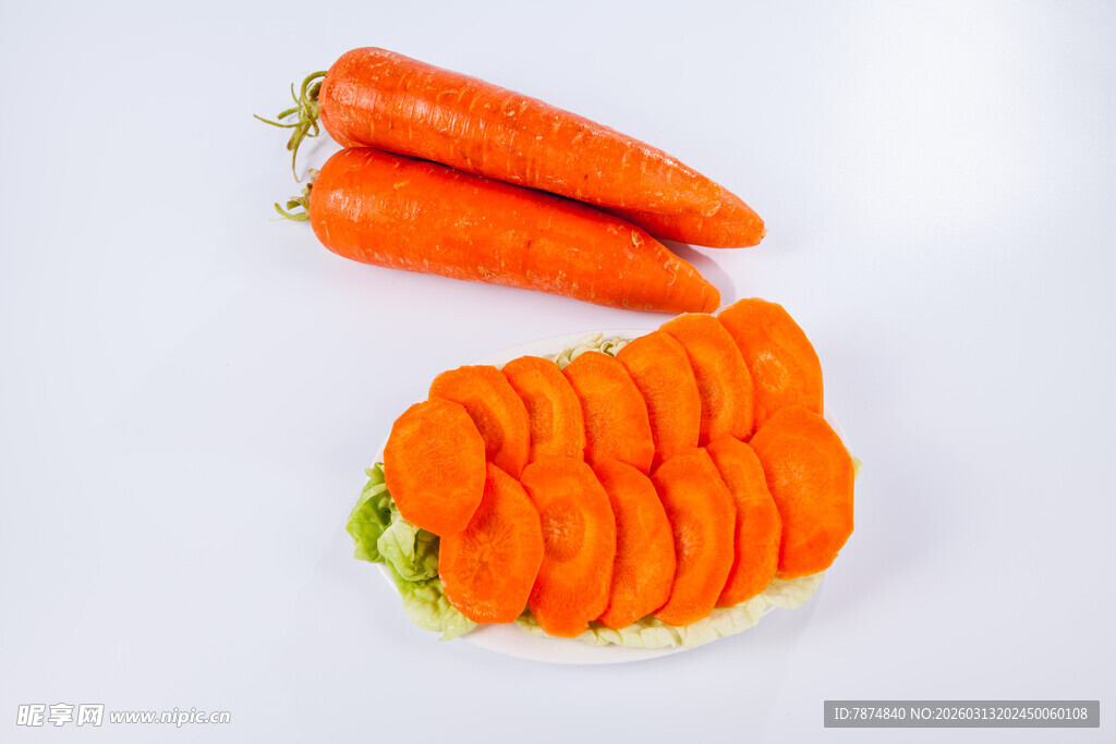 新鲜胡萝卜切片与整根展示