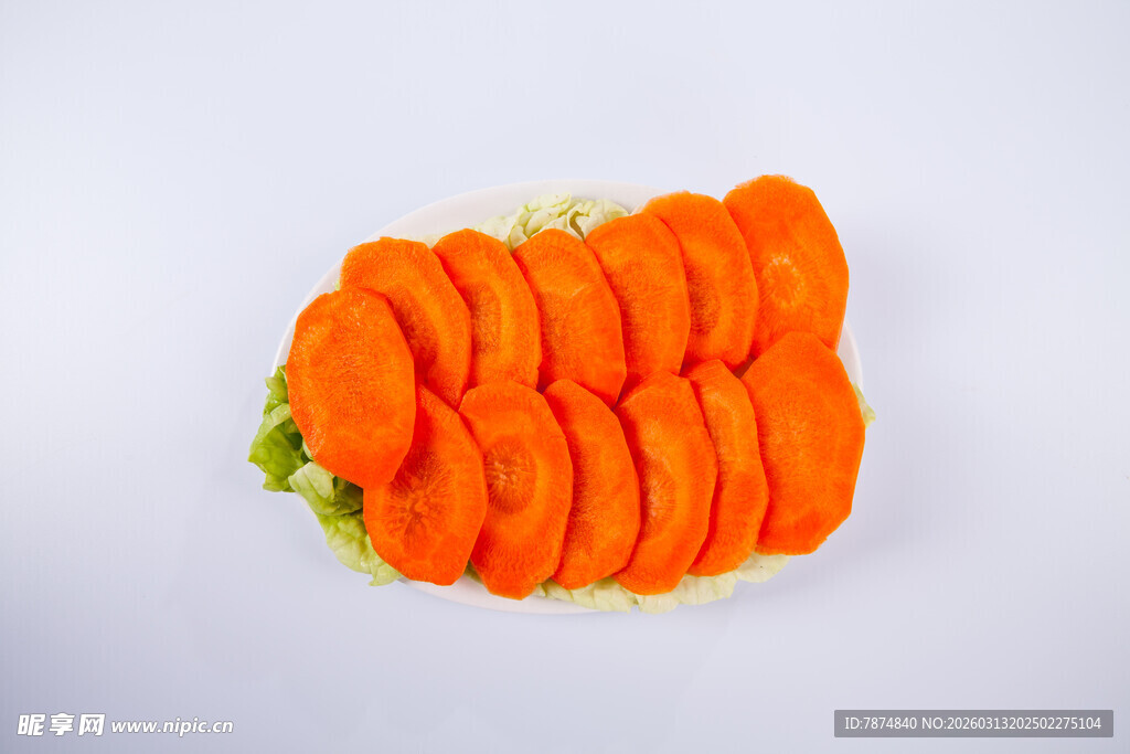 切片胡萝卜配绿色蔬菜