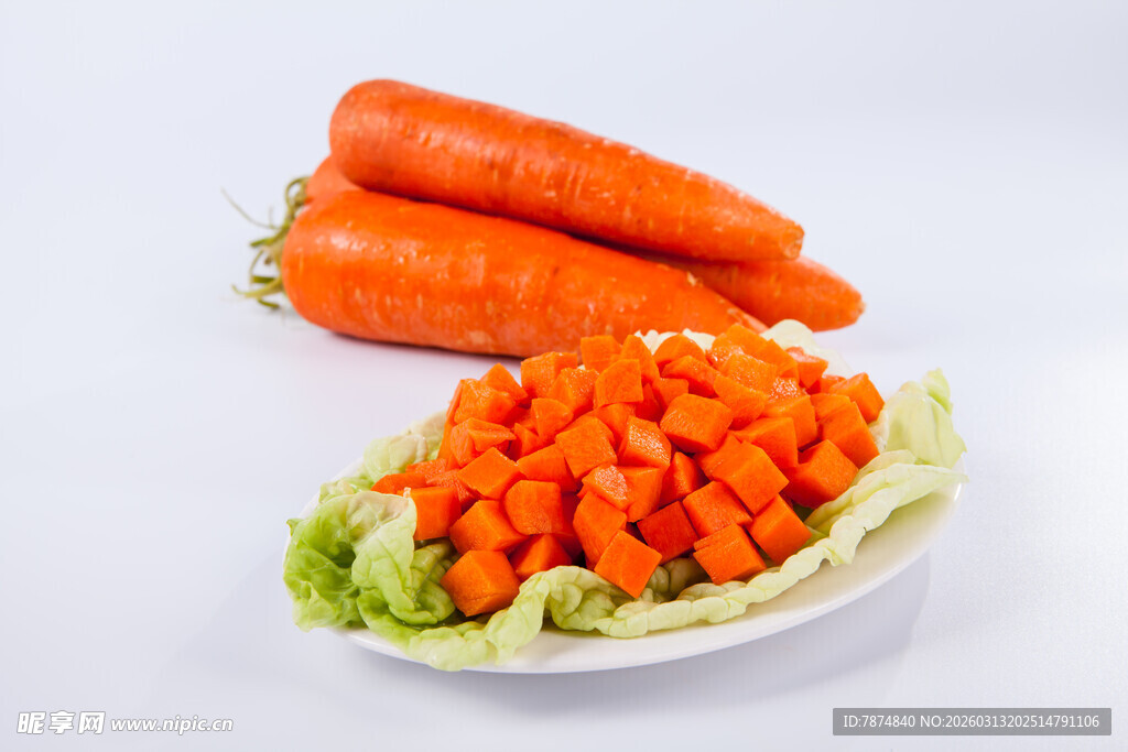 新鲜胡萝卜与切块摆盘