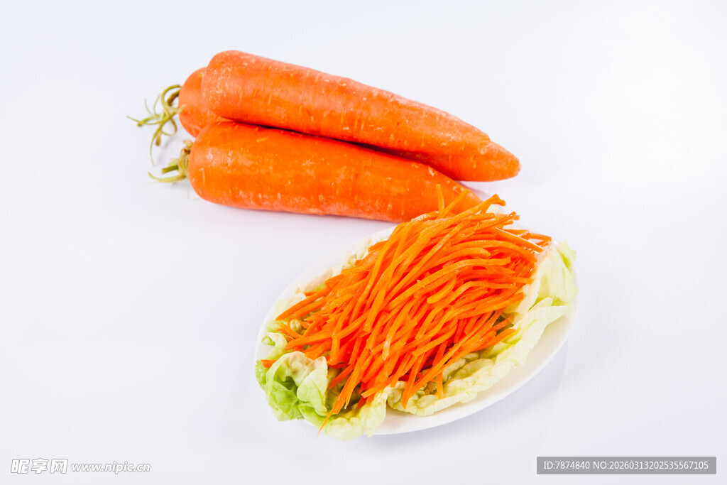 新鲜胡萝卜及切丝蔬菜摆盘