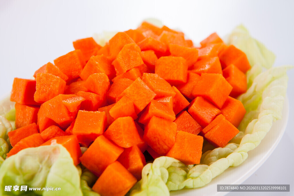 新鲜胡萝卜块配生菜叶