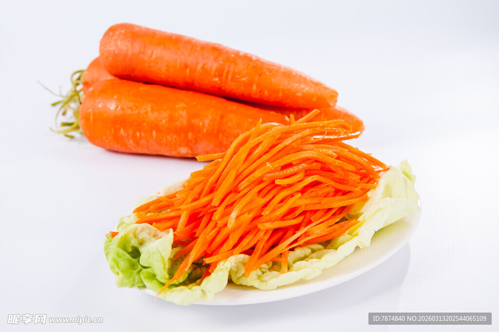 新鲜胡萝卜与胡萝卜丝摆盘