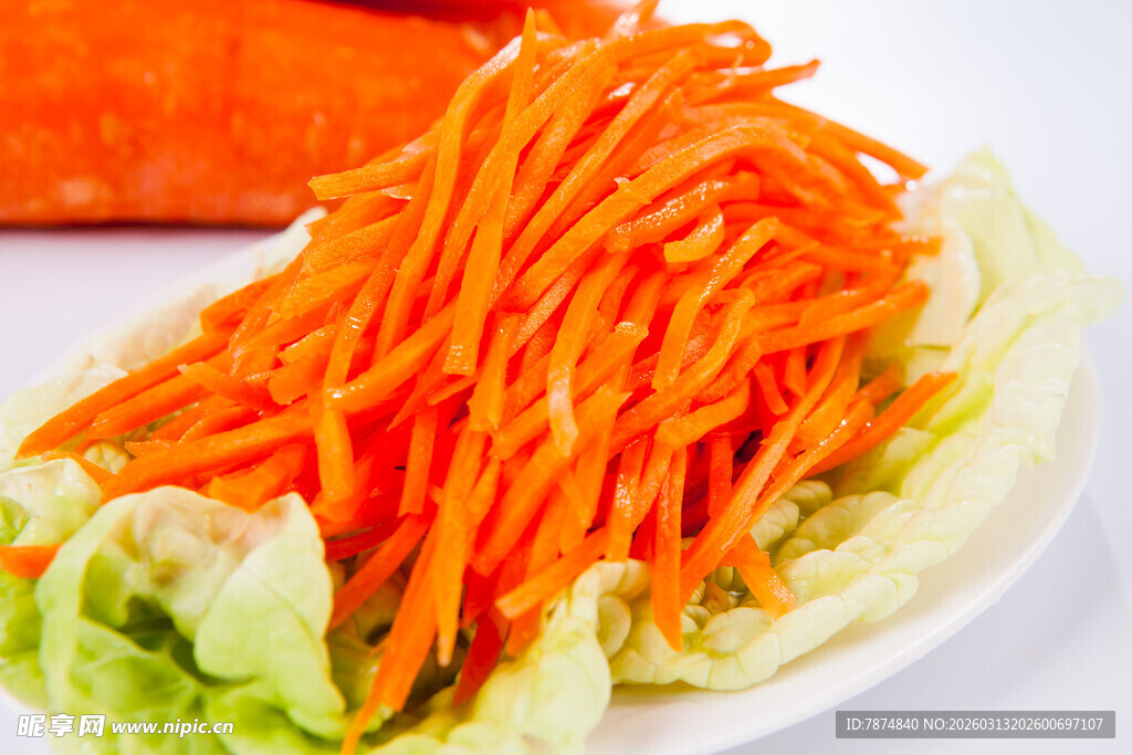 胡萝卜生菜切丝摆盘