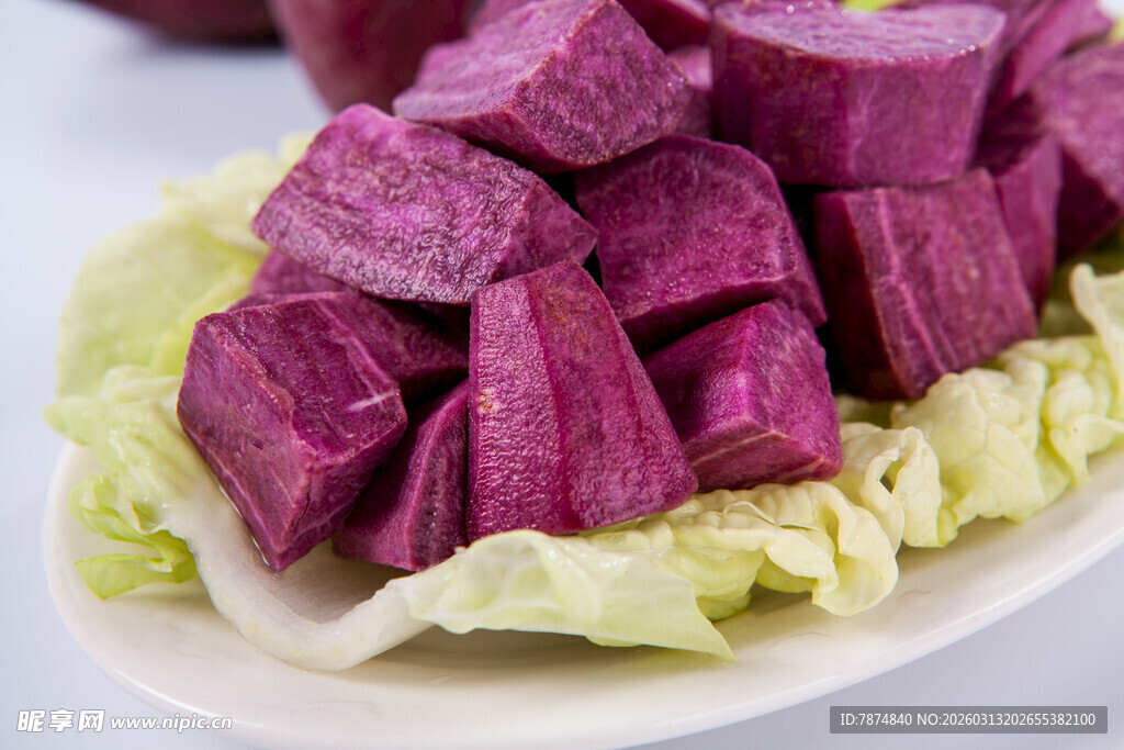新鲜紫薯切片摆于生菜上